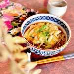 ...お肉と野菜を炒めて、お蕎麦にトッピング。そこにつゆを注いだだけの簡単お昼ごはん🍜だしの旨みに加えて、唐辛子やにんにくが入ったピリ辛で病みつきになるおつゆを使ったよ♡一人前ずつの個…のInstagram画像