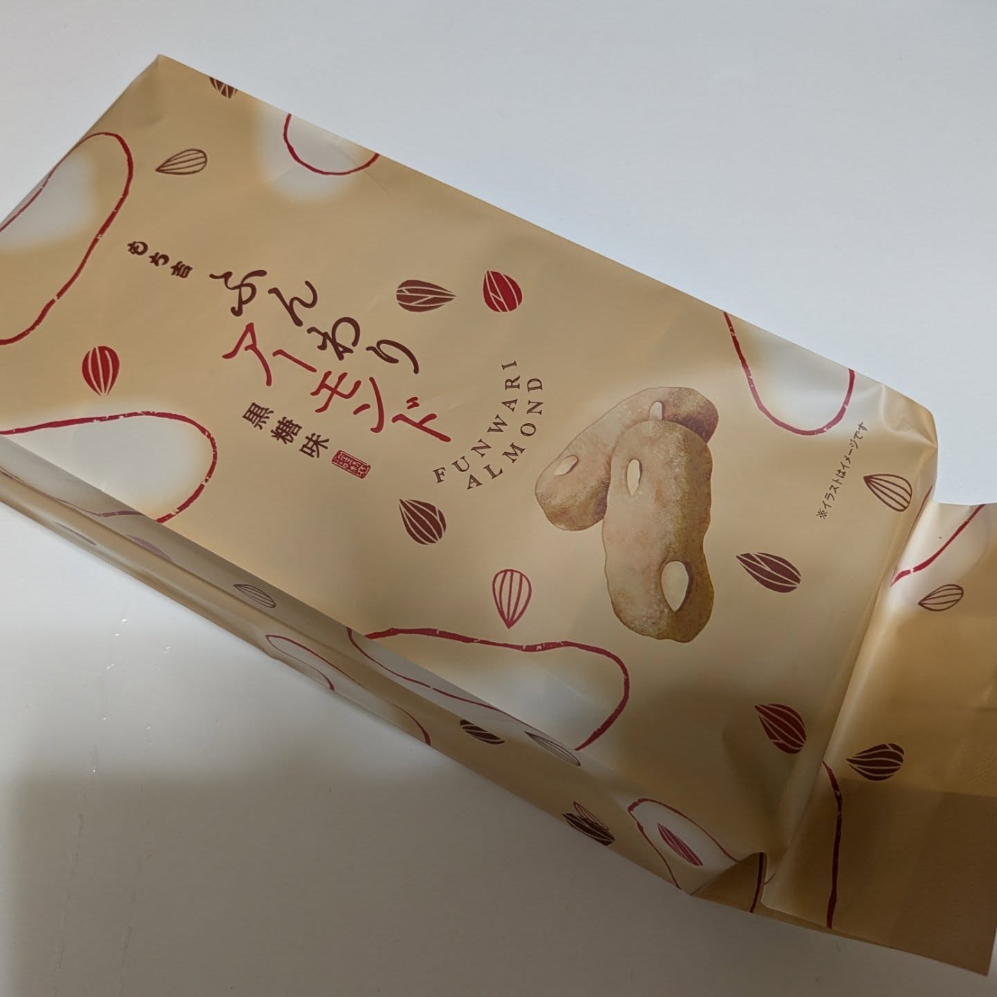 口コミ投稿：おせんべい.おかきの老舗もち吉のふんわりアーモンド 黒糖味を食べました😋アーモンド…