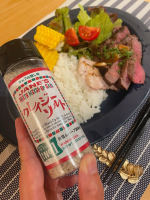いつかのよるごはん☺︎ステーキのワンプレートにしました。＊ステーキ3種（ハラミ、牛肉赤身、ポーク）＊茹でとうもろこし＊サラダ＊ごはん⁡ずっとリピートしているクレイジーソルト♡結晶状の岩…のInstagram画像