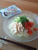 .こんぶ茶の冷やしそうめん梅雨はあけたものの今日も夕立ちに雷⚡湿度が高く蒸し暑い日々😵💦こんな日のお昼は火を使わずに、さっぱりと冷やしそうめん鶏ささみは塩コショウして少しお酒を振りかけ…のInstagram画像