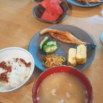 鮭ハラスの和定食🐟️朝ごはんみたいな夜ごはんになってしまった😅ご飯には#マルトモ かき醤油おかかをかけて。おいしくて2人ともご飯おかわりした🍚.#PR #マルトモ株式会社 #マルトモの食品ロス削…のInstagram画像