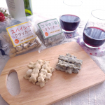『スパイシークラッカー&ゴマのり塩クラッカー』でおいしい時間😋🍷🍴海の精ショップのオリジナルおかしシリーズこの夏の限定フレーバー２種をご提供いただき食べ比べを楽しんでみました♡＊スパイシー…のInstagram画像