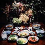 先日の夜ごはん。うどんでした😊．正田醤油株式会社さんからいただいた「旨辛肉汁うどんつゆ」に炒めた豚肉と玉ねぎ、天ぷらを入れて豪華なうどんになりました。10周年を迎えられた人気の麺で美味しい食…のInstagram画像