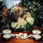 先日のランチ。スープ餃子でした😊．大阪王将公式通販さんからいただいた新商品「ぷるもちえび水餃子」でスープ餃子のランチにしました。もちもち食感の皮の中にえびの旨みをたっぷり閉じこめた水餃子、キャ…のInstagram画像