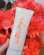 あしらくジェルクリームをお試ししました。こちらは、足裏や足全体のケア用に作られたホームケア用のマッサージジェルクリームです。パケはシンプルなデザインでチューブタイプなので手が汚れず、必要な量だけ…のInstagram画像