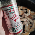 #PR #日本緑茶センター株式会社 クレイジーソルトいろんな種類のクレイジーソルトがあるけど、このタイプがド定番かな。結晶状の岩塩をベースに、数種類のハーブとスパイスをブレンド。和、洋、…のInstagram画像