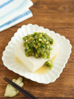 。🥒おろしきゅうりの冷奴簡単冷奴アレンジ♫きゅうりをすりおろしてめんつゆで味付け。刻んだオクラも合わせて豆腐にのせました😊..みずみずしいきゅうりの香りにねばねばオクラが美味しい…のInstagram画像