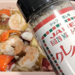 クレイジーソルト 100g です岩塩と数種類のハーブとスパイスがブレンドされています和、洋、中華、エスニックなど料理のジャンルを問わず使えるハーブソルトです画像はセラミックパンでアヒージョを作り…のInstagram画像