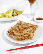 🥟🤎大阪王将が大増量中‼️餃子は50%、タレはなんと500％も増量してるよ。大好きな餃子がたくさん食べられて嬉しいし、とんでもない数のタレが入っててびっくり！これは色々アレンジしてみた…のInstagram画像