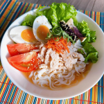 いつかのホリデーランチ。韓国風サラダうどん。***とっても暑いのでお休みの日のランチにサラダうどん作りました⑅◡̈*具は冷蔵庫にあったもののっけただけ。たまにはピリ辛もいいかなーと…のInstagram画像