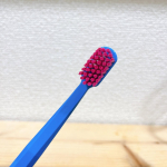 見た目がポップで気分が上がる！ブラシ部分は超極細毛がぎっしりで、その数5460本。ぎゅっと密集してるから、あてるだけでもやさしく磨ける！歯ぐきに触れても痛くない！！力を入れなくてもスッ…のInstagram画像