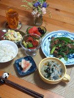 .実家野菜での晩ごはん・青椒肉絲・ポテトサラダ・トマトときゅうりの中華和え・スイカ皮のお漬け物・もやしとワカメの中華スープ・麦ごはん・すいか&アメリカンチェリー・烏龍茶スープに…のInstagram画像