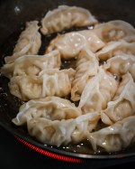 「大阪王将元祖肉餃子」をお昼ごはんに！餃子！ビール！最高だ👍個人的には焼きあがりに油を追加して、カリカリにするのが好きです🥰大人気の「大阪王将肉餃子100個セット」が期間限定で大増量＆特別価…のInstagram画像