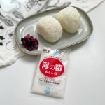 𓆸　　海の精 あらしおで塩むすび🍙ˊ˗伊豆大島の海水100％で作られた、伝統海塩「海の精 あらしお」で塩むすびを握ってみました⚐ ˒˒　　ただしょっぱいだけじゃない、ほんのり甘みやう…のInstagram画像
