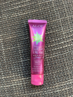 家事や介護でハンドケアは必須。すぐに甘皮がガサガサでささくれが出来たり、運転等で日焼げもして、シミや皺も。なのでハンドケアは一年中マスト。アロエモイスチャー・ローズをお試し。べたつかず、使用…のInstagram画像