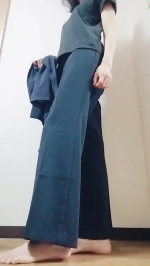 .\360°ストレッチ素材で、一日中楽ちん/デスクワークで一日中座っています。立った時に膝のところがポコっと出るのがイヤです。そこで「匠ストレッチパンツ（脚長ワイドパンツ）」を着てみました…のInstagram画像
