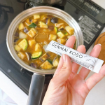 玄米酵素F100をお試しさせていただきました！今回は夏野菜のカレー🍛に混ぜました。味が変になることなく、混ぜるだけで気軽に栄養とれるのやっぱいいなあ✨#PR #株式会社玄米酵素 #栄養バラ…のInstagram画像