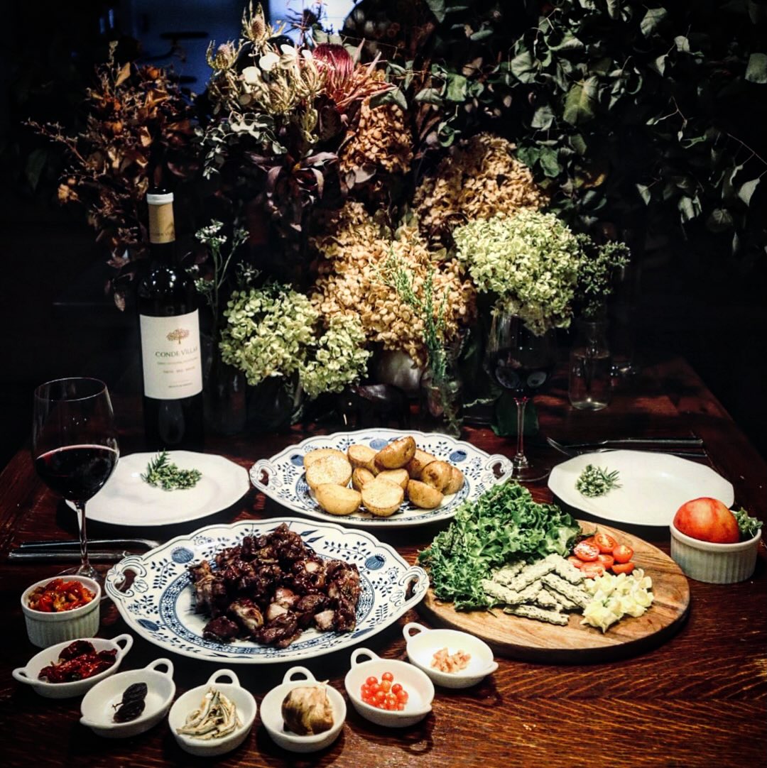口コミ投稿：先日の夜ごはん。鶏肉の赤ワイン煮でした😊．つくってみたかった鶏肉の赤ワイン煮、ゴ…
