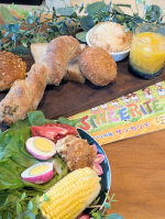 🌅朝ごはん今日から8月だね〜台風来るらしいから、今日は少しいつもより涼しい!今日は夜まで忙しいから近所の方から頂いたトウモロコシとトマトとパンで朝ごはんをモリモリ食べておこう！朝の…のInstagram画像
