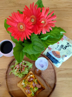 ☕🌼朝ごはん🌼☕サラダのドレッシング代わりに『かき醤油おかか』振りかけてみました！おかかの生ふりかけなんですが、わが家でいつも使っているかき醤油が使用されているふりかけなので、テンションあがりま…のInstagram画像