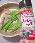 🧄＼これは万能すぎる！／🧄 クレイジーソルトシリーズの大人気アイテム【クレイジーガーリック】で、 簡単おつまみ2品つくってみたよ🍻✨🥢【枝豆ペペロンチーノ風】 いつもの枝豆にクレイジーガーリッ…のInstagram画像