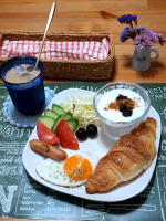 .最近の朝ごパン🍞☕☀️基本的に夏でもホット派なんですが、あまりの暑さに今朝はアイスカフェオレ😵他にも別日のホットコーヒーでの朝ごパンもね😁今年に入ってからほとんどパンも焼いてないのですが…のInstagram画像