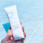 SIMIUS薬用ホワイトニングジェルＥＸ　モイスト/スリムタイプ爽やかなデザインの細身のチューブタイプ。スリムで使いやすいパッケージ。しっとりなめらかな薬用美白※ジェルでシミ悩みゼロ肌へ導い&hellip;のInstagram画像