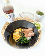 8月中旬発売予定！国産のだし素材を5種類※使用「大田記念病院が考えた白だし」暑い夏にサラッと食べたいマグロの出汁茶漬けに使ってみました［トッピング］茹でたほうれん草・錦糸卵・海苔漬…のInstagram画像