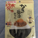 〜だしの力〜皆も一度は見たことあるマルモト商品。アサムラサキ製かき醤油を使用。かき醤油のまろやかな味わいが感じられるおかかです。私の産まれ故郷広島の牡蠣が使われた　[かき醤油おかか]☺️…のInstagram画像