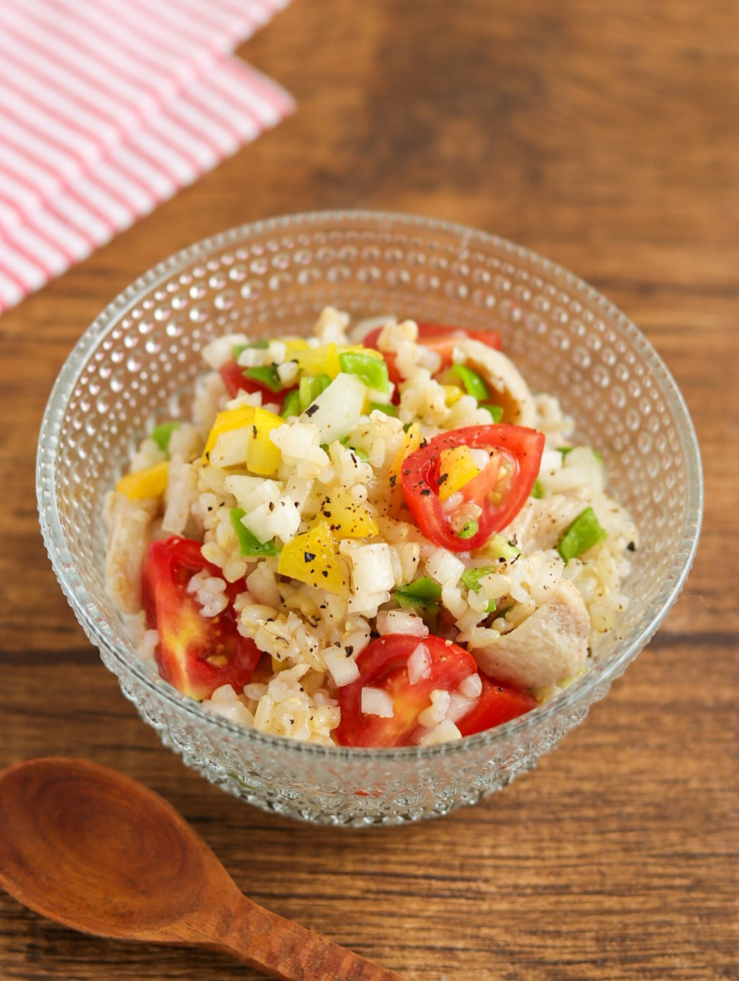 口コミ投稿：。🥗栄養満点◎玄米サラダ（2人分）玄米ごはん　100gサラダチキン　100gたまねぎ　1/4…