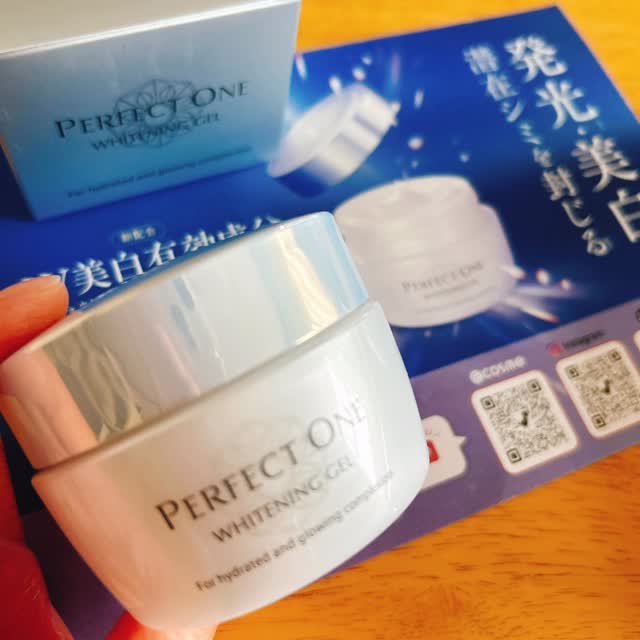 口コミ投稿：ずっと気になってた！パーフェクトワン 薬用ホワイトニングジェル‼️発光、美白　潜在…