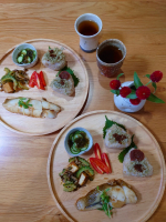 🍙おうちランチ🍙無洗米発芽玄米『mybrown』を炊いて、おにぎりプレート作りました🍙発芽玄米そのものの味を感じたいので、塩なしで作ったおにぎりに、梅干しやとろろ、おかかをトッピング🍙香ば…のInstagram画像
