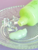 なにこれ〜♡ お風呂上がりや汗をかいた時に使うボディジェルなんだけど、　まるで身体が食べるかき氷🍧🍧🍧そのまま使うのも冷たくて気持ちいいけど、冷やしたり凍らせたりすると更に冷たい〜！！…のInstagram画像