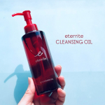 エタリテ クレンジングオイルM＜クレンジング＞真っ赤な容器も素敵です。サラッとしたオイル。濡れた手で使用しても素早くメイクとなじみ、スーッと軽やかな使い心地。なでるだけでスーッとメイクが浮か&hellip;のInstagram画像