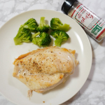 毎日の食卓に！万能のハーブ&スパイス調味料＜クレイジーソルト＞お肉にもお魚にも野菜にもサラダにも、私はクレイジーソルトをかけていますよ🍅今の季節は、アボカドとゆで卵のサラダがおススメ🍳…のInstagram画像