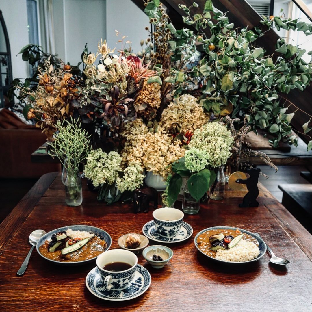口コミ投稿：先日のランチ。夏野菜のせカレーでした😊．前日のカレーに揚げ焼きにした夏野菜をのせ…