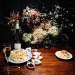 先日の夜ごはん。イシガニのトマトクリームパスタでした😊．大好きなパスタ、おすそわけいただいたイシガニでトマトクリームパスタをつくりました。小さな方のパスタは主人と焼き鳥を食べに行って帰ってきた…のInstagram画像