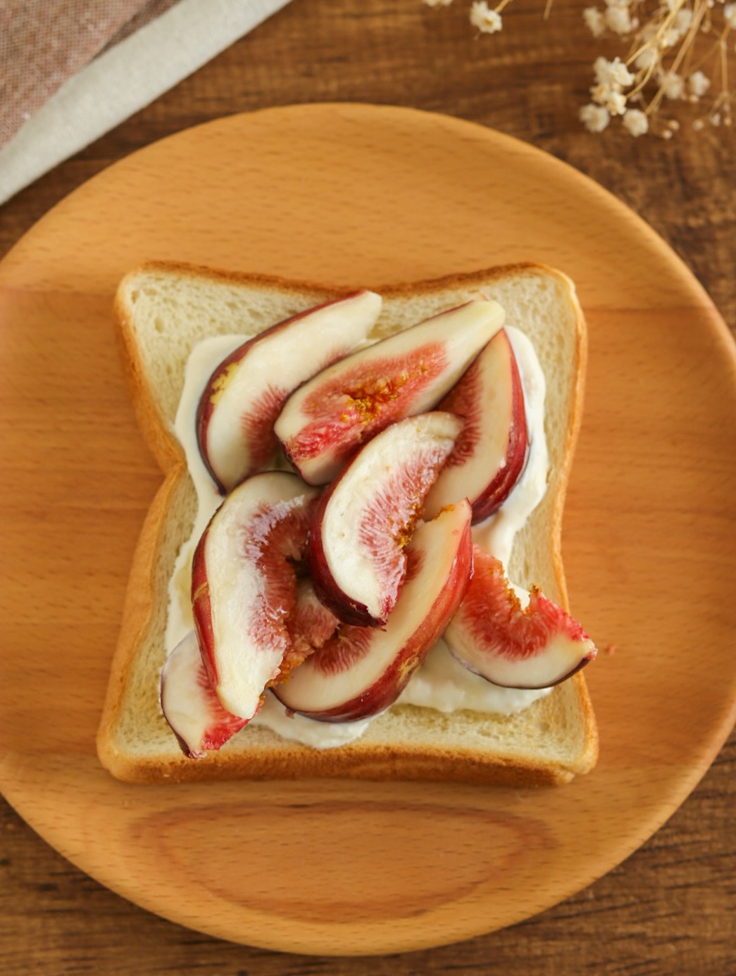 口コミ投稿：。🍞いちじくトースト食パンを軽くトーストして水切りヨーグルト、いちじくをのせ、仕…