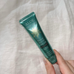 アロエモイスチャー ハンドクリーム安心健康ライフのハンドクリーム🌿小さいサイズでバッグに入るので持ち運びに便利です👜アロエベラエキス(保湿成分)配合でしっとりというよりはサラサラな仕上がりで…のInstagram画像