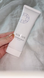 シミウス薬用ホワイトニングジェルEX　モイスト/スリムタイプ頬の高いところに薄いシミが出てきたことが最近気になっていて、歳を重ねてきたな、こらからもっと出てくるだろうな対策しなきゃな〜と思って…のInstagram画像