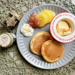 いつかの朝ごはん。メープルパンケーキプレート。*休日の朝ごはんは子供達のリクエストでパンケーキかフレンチトースト率高めの我が家です🥞いつもはパンケーキにはちみつをかける事が多いんですか、…のInstagram画像