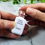.HABAフローラルリフトスクワランを使ってみました♪99.9％高純度のスクワランを100％使用した美容オイルです。高純度高品質だから、酸化や油焼けしにくいのが嬉しいです。手のひらでつまめ…のInstagram画像