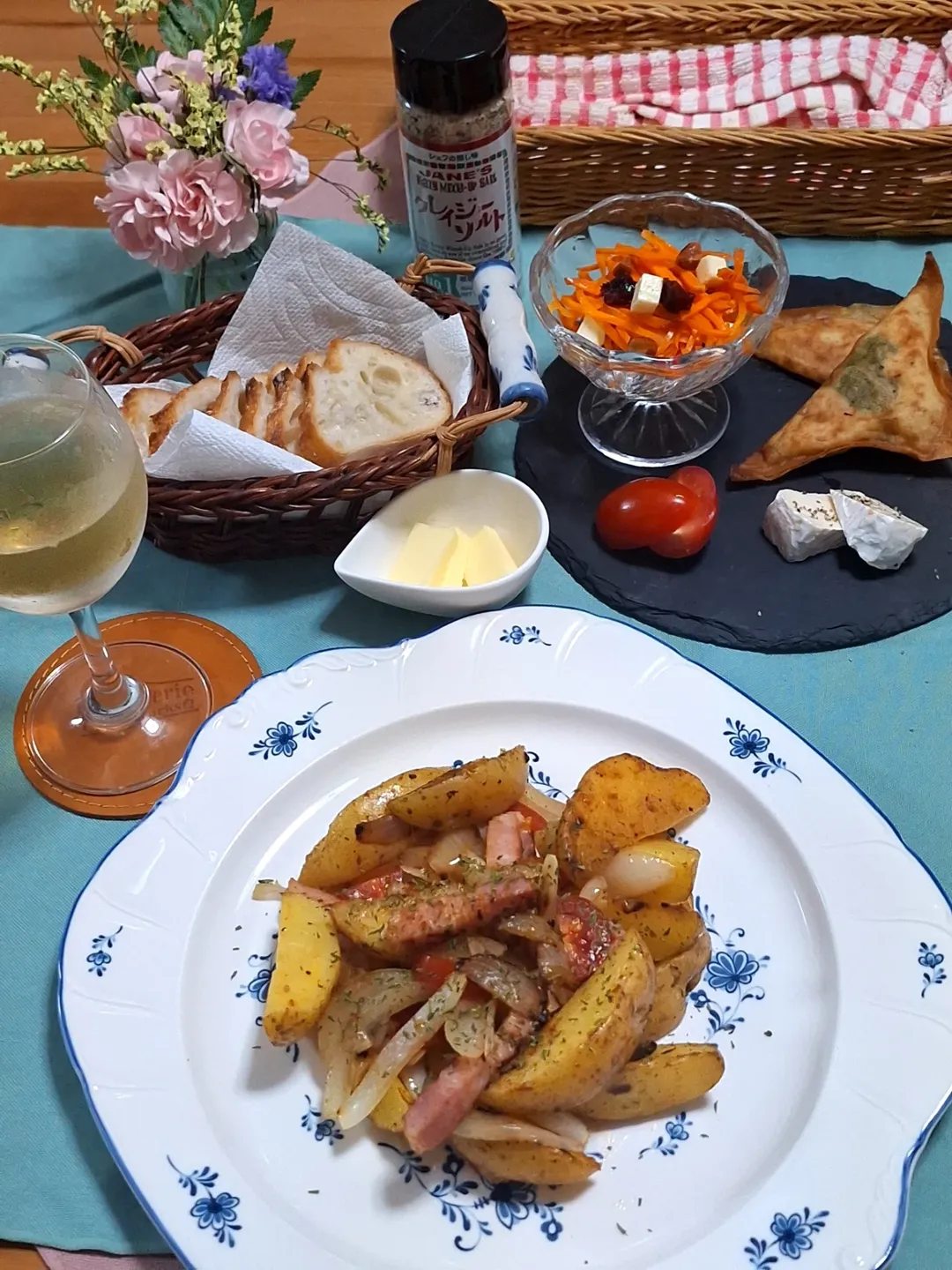 口コミ投稿：.アルモンデおうちバル🥂ジャーマンポテトにはビールでもよかったのですが、バケット…
