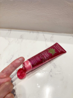 アロエモイスチャー・ローズ ハンドクリームを使ってみたよ🌹✨アロエベラ葉エキス配合でしっかり保湿してくれるのに、ジェルっぽいテクスチャーでベタつかないのがうれしいポイント💖ローズの香りもやさしくて…のInstagram画像