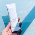 SIMIUS薬用ホワイトニングジェルＥＸ　モイスト/スリムタイプシミウスという名前も素敵。パッケージも清潔感のあるデザイン。シミケアも保湿もしたい私にピッタリなオールインワンジェル。テクス…のInstagram画像