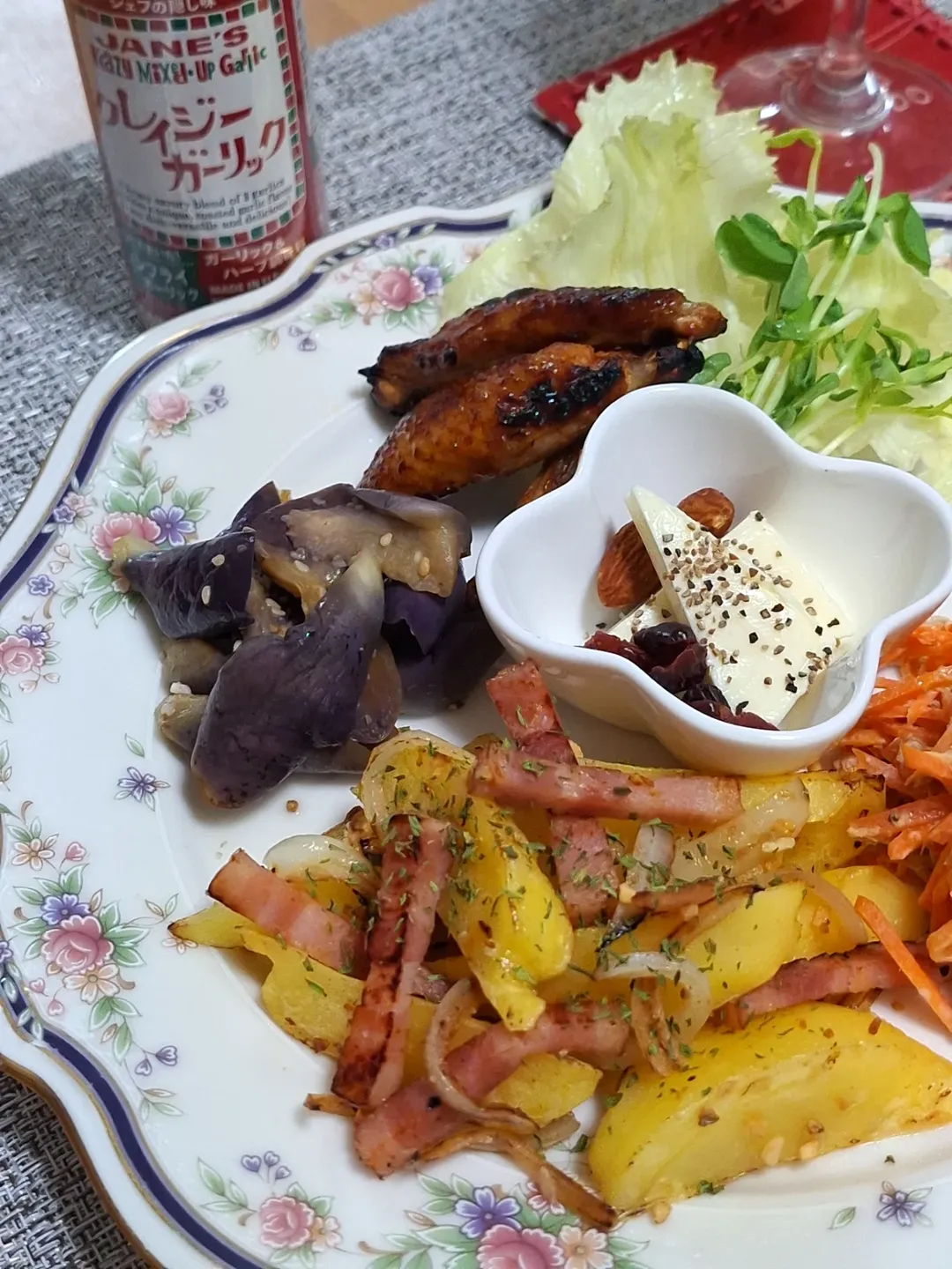 口コミ投稿：.ワンプレートおつまみ🥂🥔ジャーマンポテト🥕ツナと人参のサラダ🍆茄子のマリネ🍖ソース…