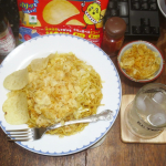 本日(20250902)のChuShock!😱　９月初頭もアルモンで、　　茹でたパスタをキャベツ、カレー粉、一味唐辛子と炒め、　トッピング用に「カルビー　ポテトチップスうすしお味」を砕い…のInstagram画像