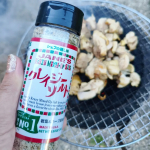 お店で売られているのを見たことがある人も多いと思う、クレイジーソルト✨岩塩＆ハーブ調味料の味が料理上手にさせてくれる嬉しい調味料です。お肉や魚、野菜やサラダ、パスタやスープ、、、色んな料理に…のInstagram画像