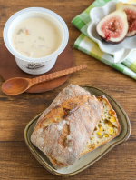 。🍴スープとパンリュスティックとスープでランチ♪#パンデフィソゾフ のリュスティックは夏限定の#とうもろこし 入りです🌽もちもち生地にとうもろこしの甘さが美味しい🥰．.スープは、…のInstagram画像