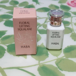 HABAフローラルリフトスクワラン高品位「スクワラン」にワイルドローズ、ネロリ、ラベンダーの天然精油※1を独自の配合でブレンドしているそうです。化粧水の後のたった1滴※2でふっくら、やわらか…のInstagram画像
